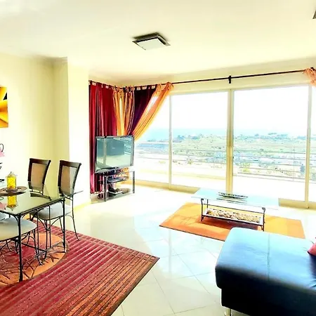 Penthouse With Sea Views アパート